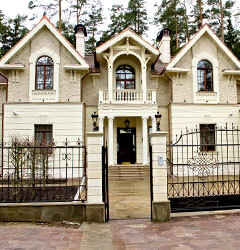 Декор фасадов загородных домов